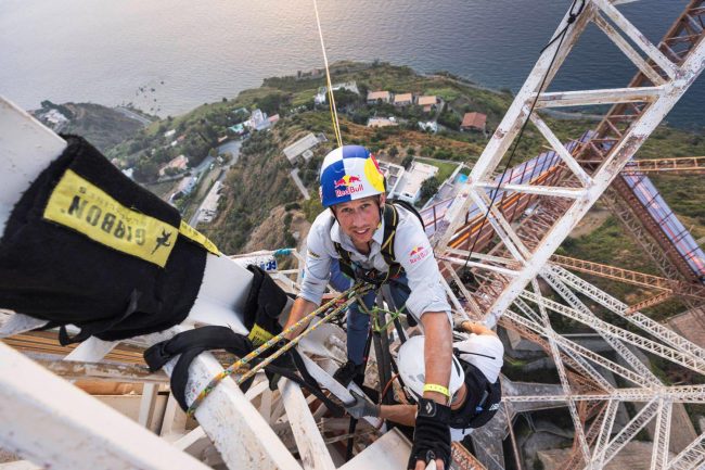 Parte l’impresa da record di Jaan Roose: attraversare lo Stretto di Messina camminando su un filo