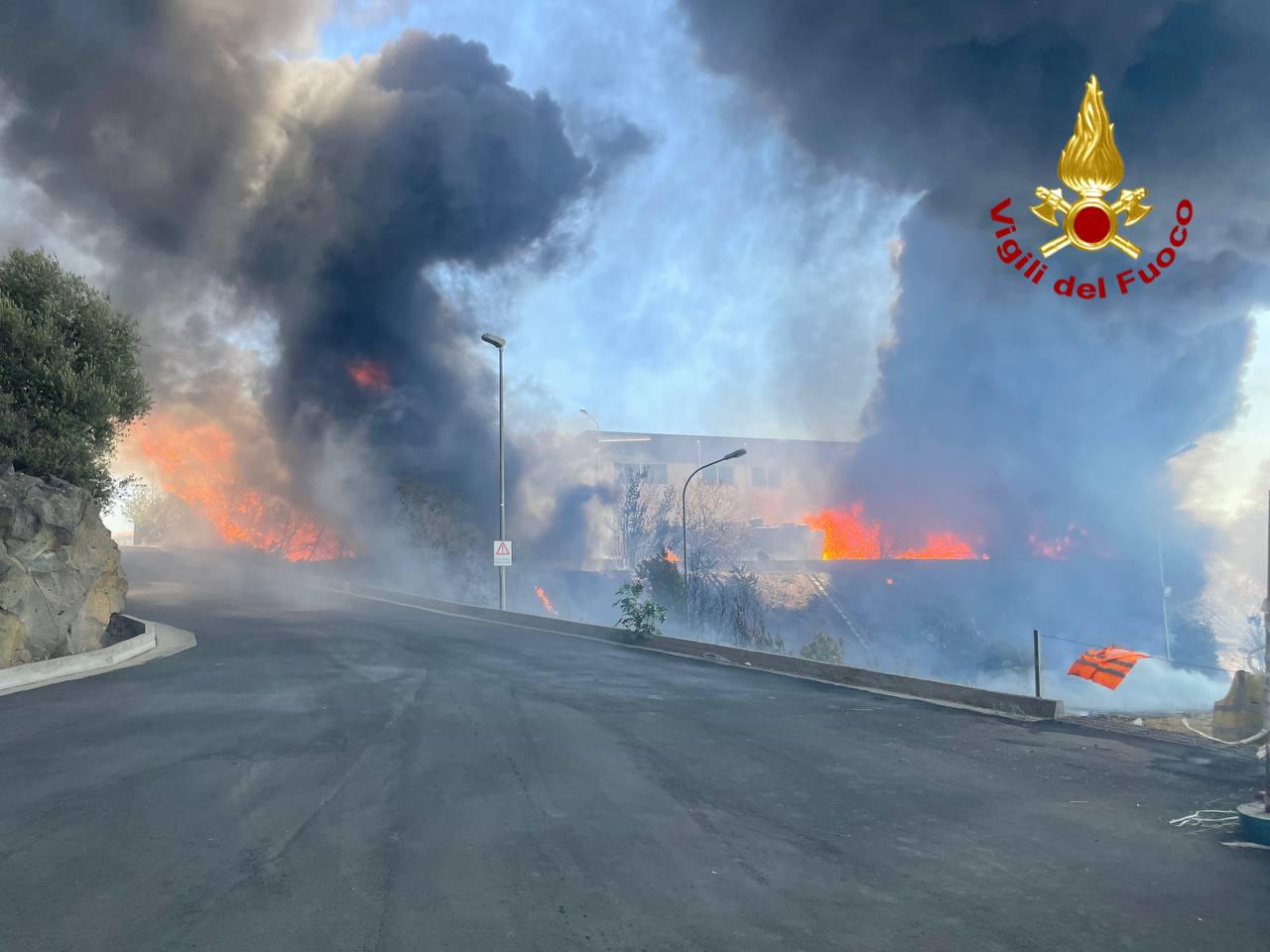 Incendio a Mascalucia: coinvolto un capannone del Comune, fiamme minacciano abitazioni