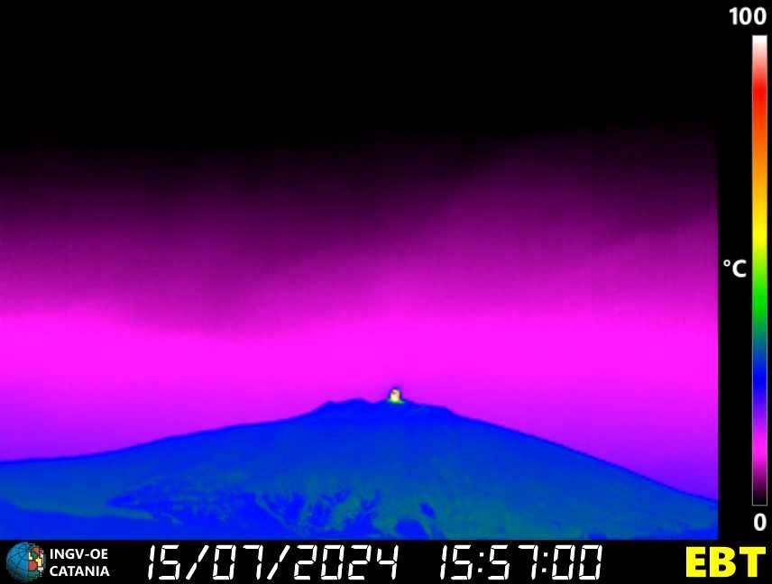 Etna: attività stromboliana ed emissione di cenere, intensificato il monitoraggio