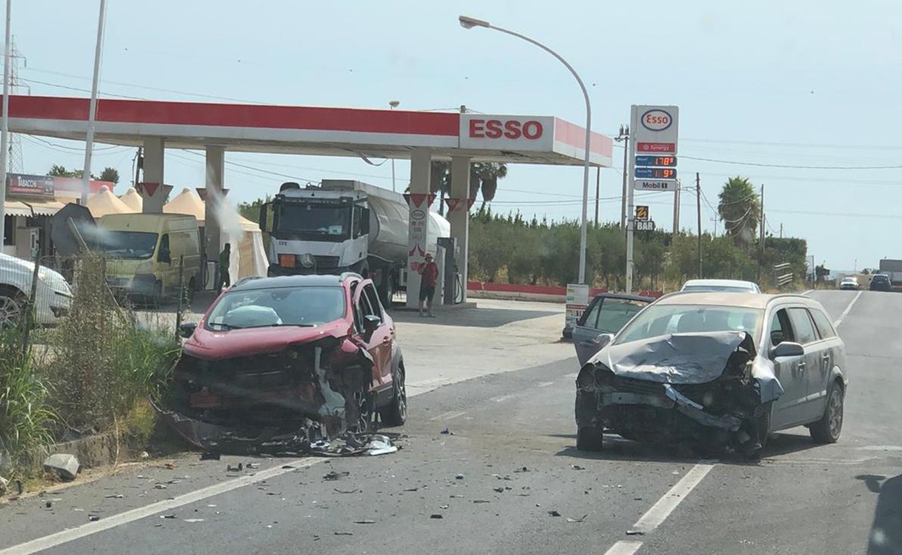 Violento scontro tra due auto lungo la Chiaramonte-Comiso: 3 feriti, uno in codice rosso