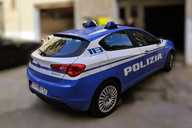 Evade dagli arresti domiciliare e rapina un supermercato con una gamba rotta e stampella