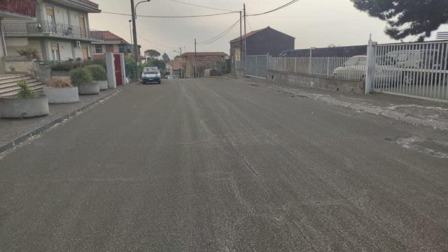 Cenere dell’Etna ad Acireale, l’ordinanza del sindaco vieta ai mezzi a due ruote di circolare