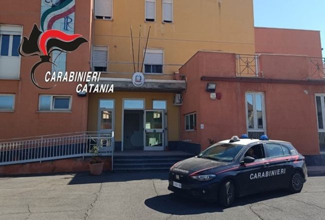 Le provocazioni di un 17enne in un bar di Adrano: proprietario e altri due lo picchiano a sangue