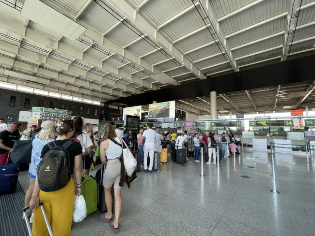 Eruzione Etna, chiusa la pista aerea a Catania: ecco come salvare il viaggio