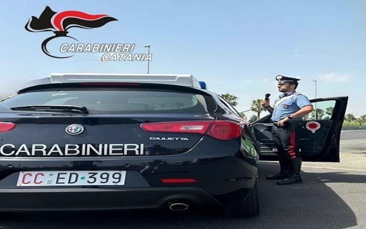 Ubriaco evade i domiciliari ed aggredisce i carabinieri: un arresto a Catania