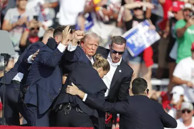 Attentato a Trump durante comizio, ucciso il killer: 1 spettatore morto e 2 feriti
