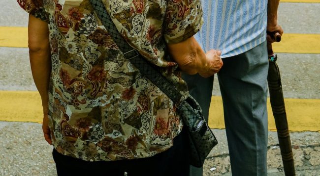 Donna investita da un’auto in via La Farina: è in Rianimazione al Policlinico