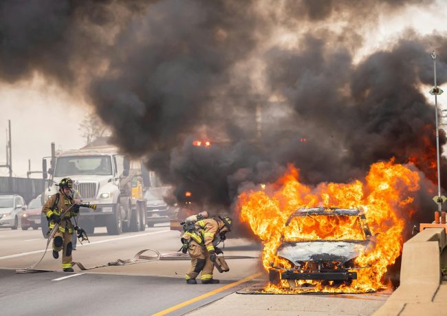 Assalto armato a portavalori, auto incendiate e colpi di arma da fuoco: panico sulla Statale Lecce-Brindisi