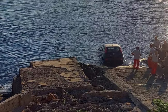 Fiat Panda in mare a Sferracavallo