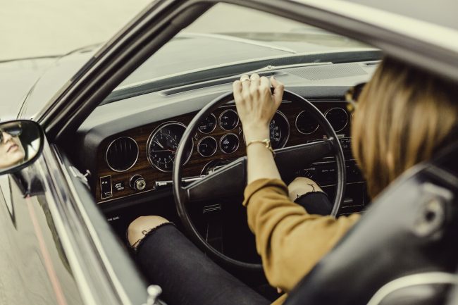 Ubriaca si schianta con la smart sulle auto in sosta, poi fa testacoda e aggredisce giornalista