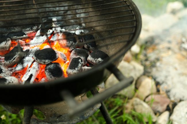 Grave una donna rimasta ustionata da una fiammata di ritorno mentre accendeva il barbecue