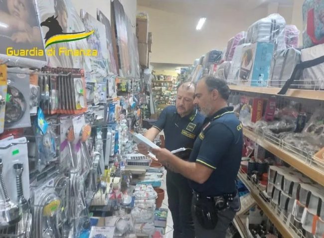 Oltre 300mila prodotti sequestrati tra i negozi del Palermitano: il blitz anti-contraffazione della Finanza