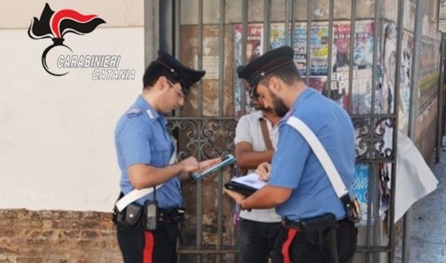 Catania, apre le porte di casa a due connazionali ma loro lo buttano fuori