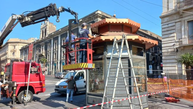 È in corso di rimozione un chiosco abusivo situato in piazza Stesicoro
