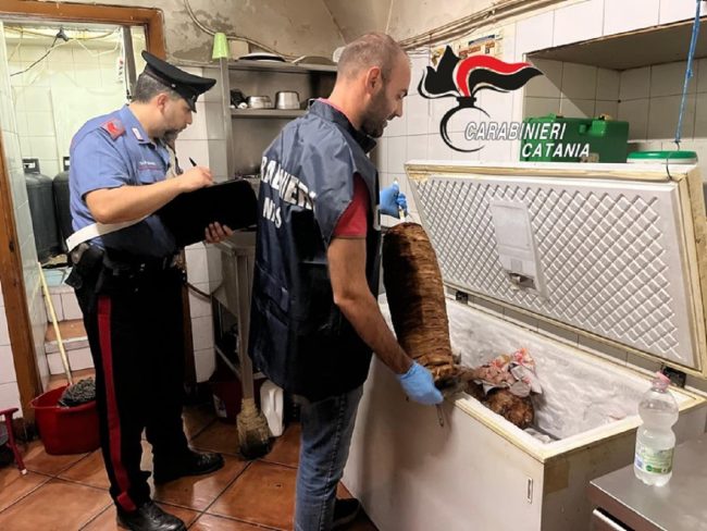 Blatte e formiche in cucina: chiuso dalle Autorità catanesi un kebabbaro di via Etnea