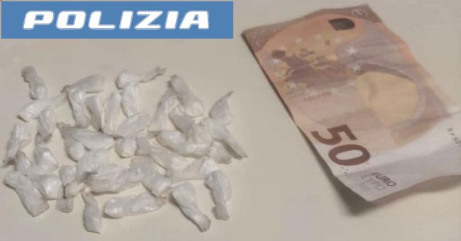 Pregiudicato ferisce poliziotto per fuggire: nelle sigarette aveva 35 dosi di cocaina