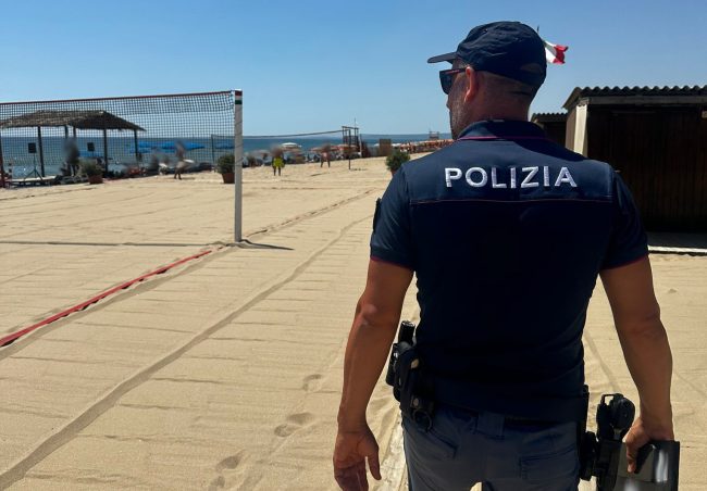 Controlli nei lidi dalla Playa ad Aci Castello, sanzionato titolare di uno stabilimento: soccorsa una imbarcazione