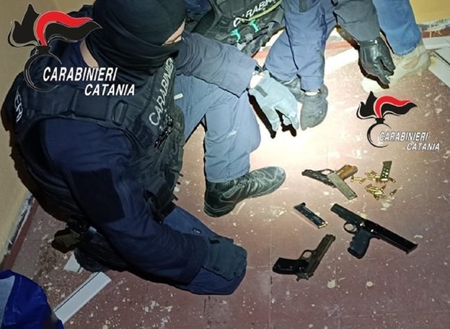 Si fa un selfie mentre tiene in mano una pistola: arrestato 26enne vicino ai “cursoti milanesi”