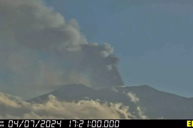 Etna in attività, chiuso spazio aereo al Vincenzo Bellini
