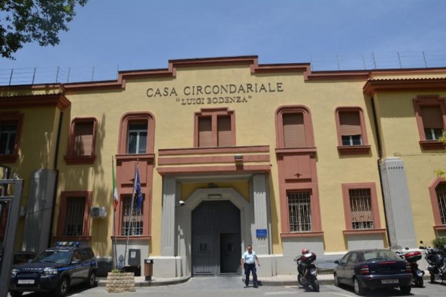 Droga e cellulari tra le sbarre del carcere di Enna: 12 arresti