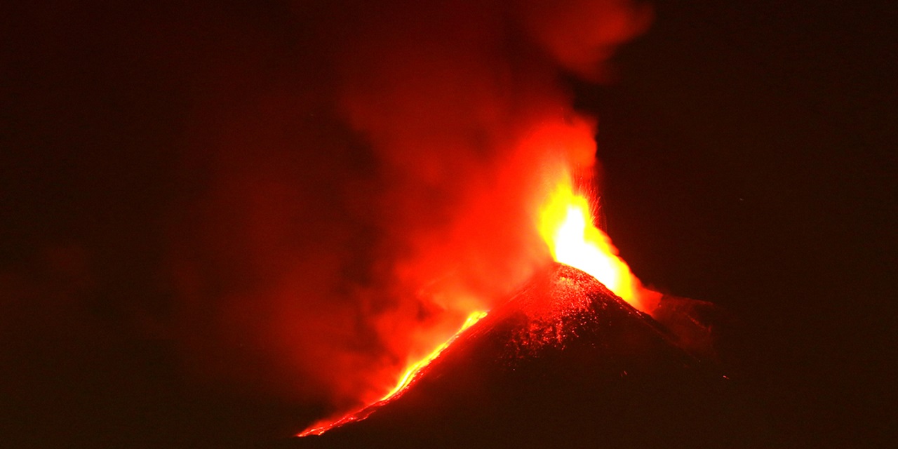 Etna, incremento dell’attività stromboliana e dei flussi lavici: nube di cenere alta chilometri