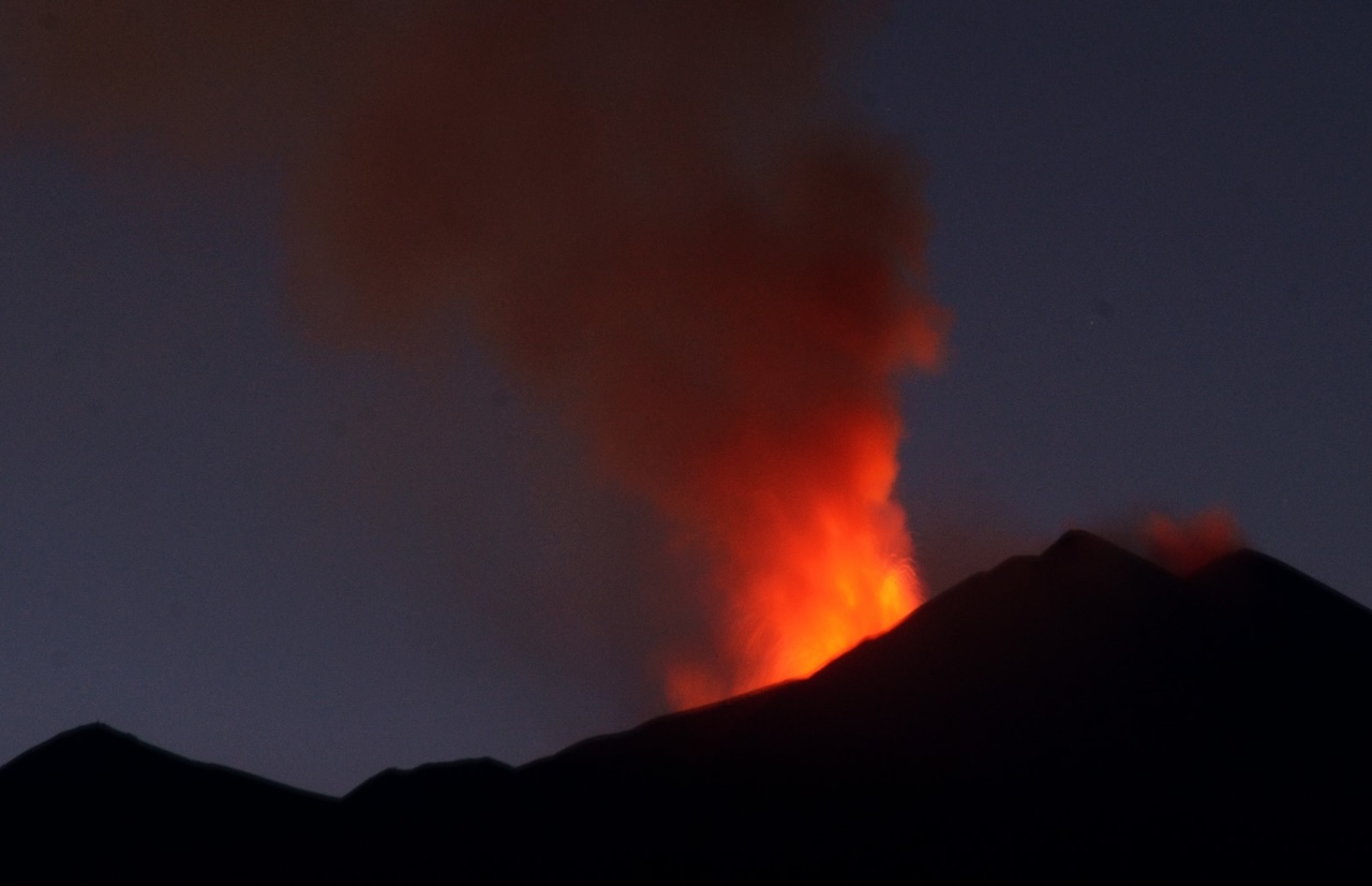 Etna in eruzione, ricaduta di cenere a Viagrande e Aci Castello: il bollettino Ingv