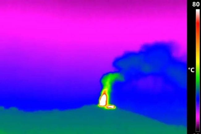 Etna in eruzione, allerta rossa per i voli. Spettacolare fontana di lava ed emissione di cenere