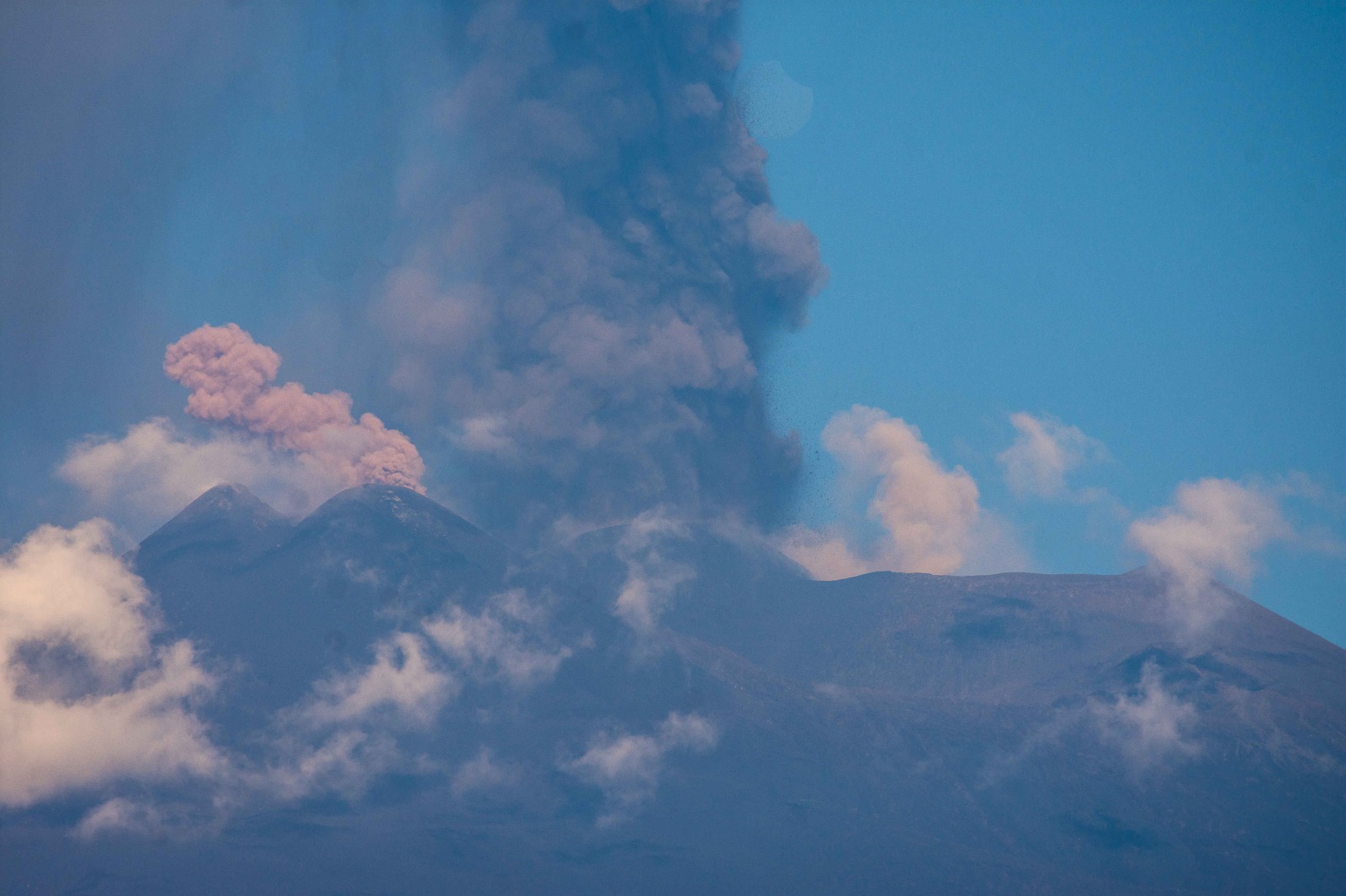 Etna, altissima e intensa nube dal cratere Voragine: piove cenere a Catania