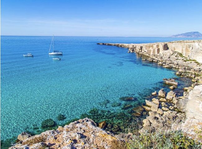 Una passeggiata nudo sugli scogli di Favignana costa a un turista 10mila euro