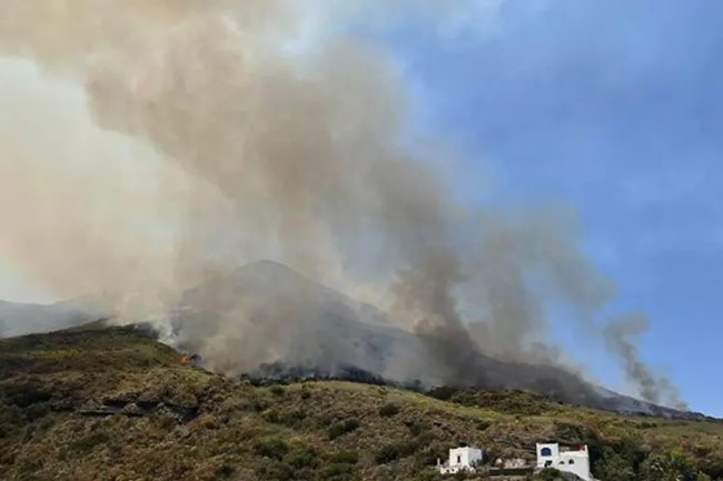 Polemica a Stromboli per la “fiction della discordia” che causò un devastante incendio durante le riprese