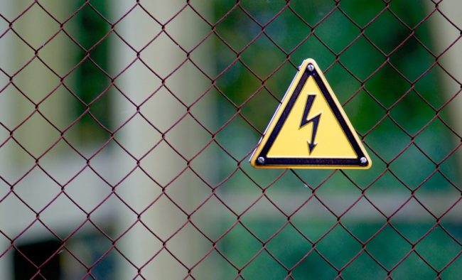 Si arrampica su un traliccio dell’alta tensione e rimane folgorato: 21enne ancora in gravi condizioni
