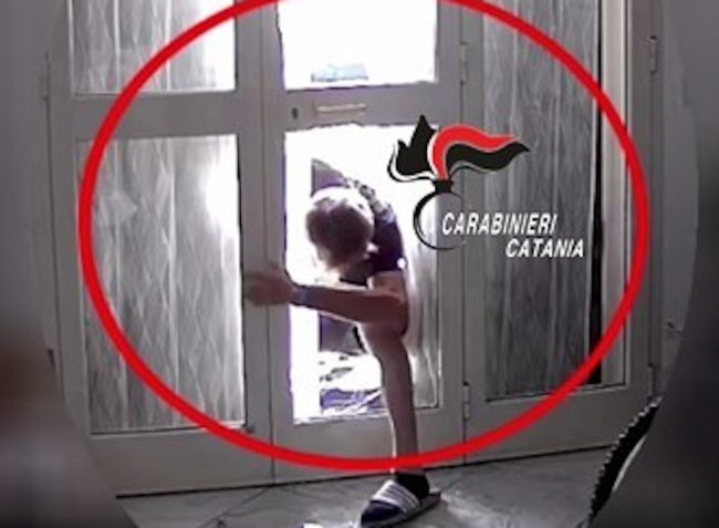 Aci Castello, ladro si tuffa in mare per non farsi arrestare – VIDEO
