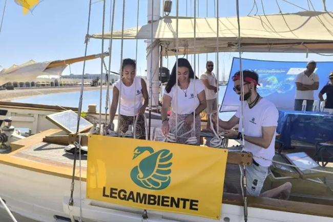 Goletta Verde “fotografa” la situazione spiagge in Sicilia: 10 tratti di mare inquinati su 25