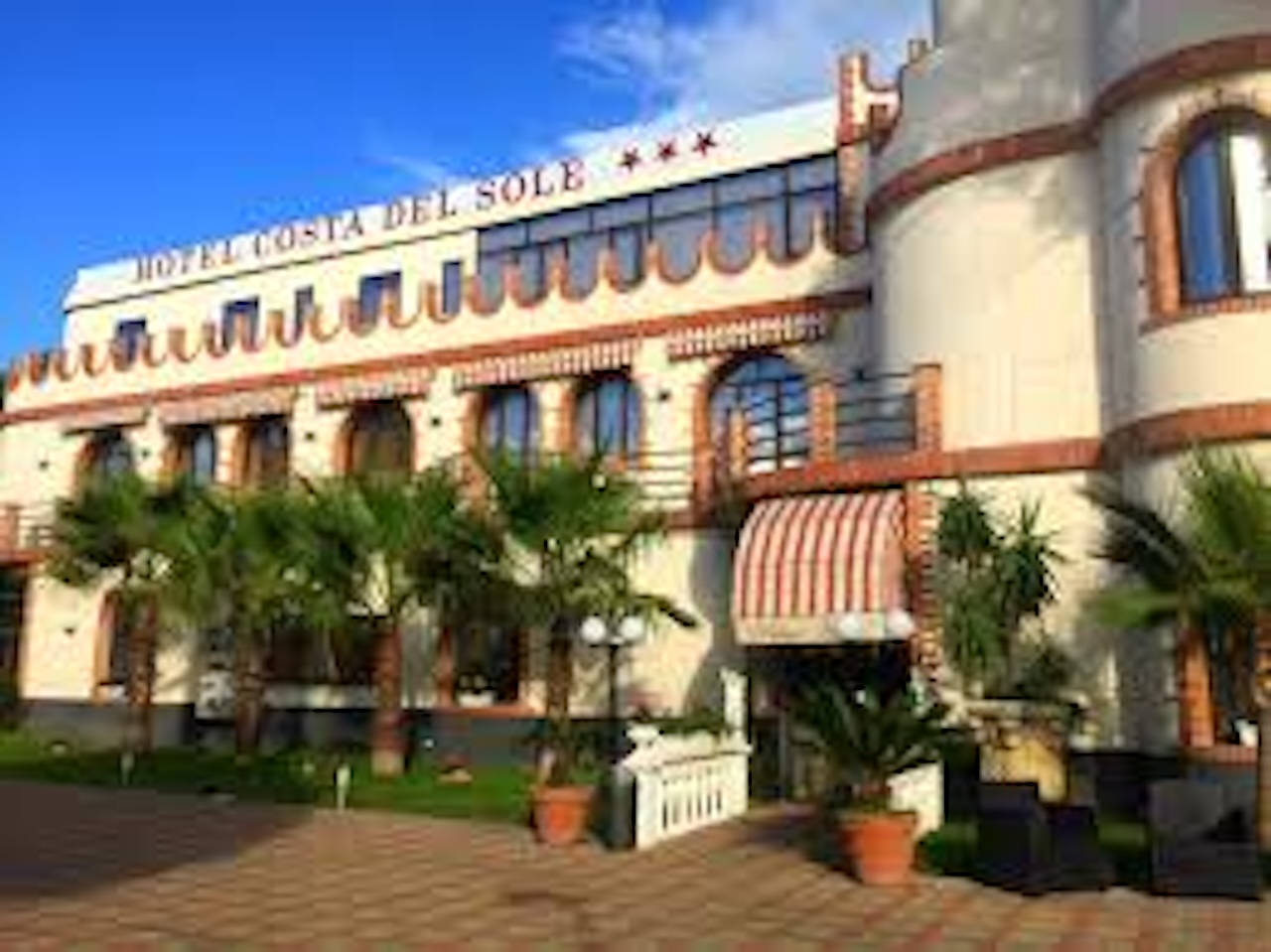 Catania, gli spettacoli del fine settimana all’Hotel Costa del Sole: divertimento e buon cibo al Joy-Centro di Felicità Permanente