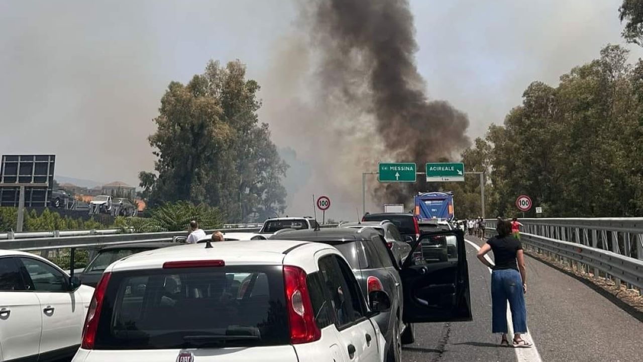 Fiamme tra il cimitero di Aci Catena e l’autostrada A18: traffico paralizzato – VIDEO