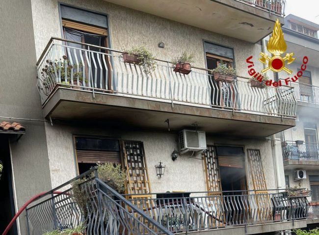 Incendio in una abitazione di Aci Sant’Antonio, inquilini evacuati e trasportati in ospedale