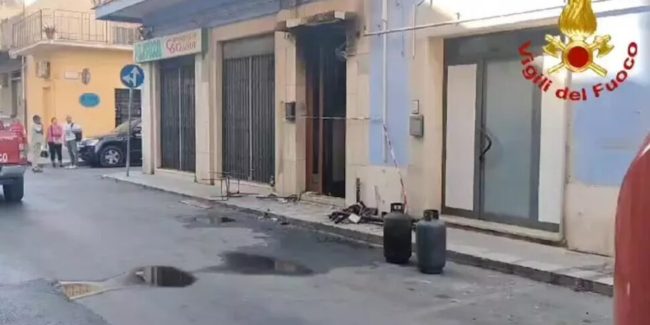Incendio in una palazzina a Vittoria, così il Dirigente del Commissariato ha salvato una donna