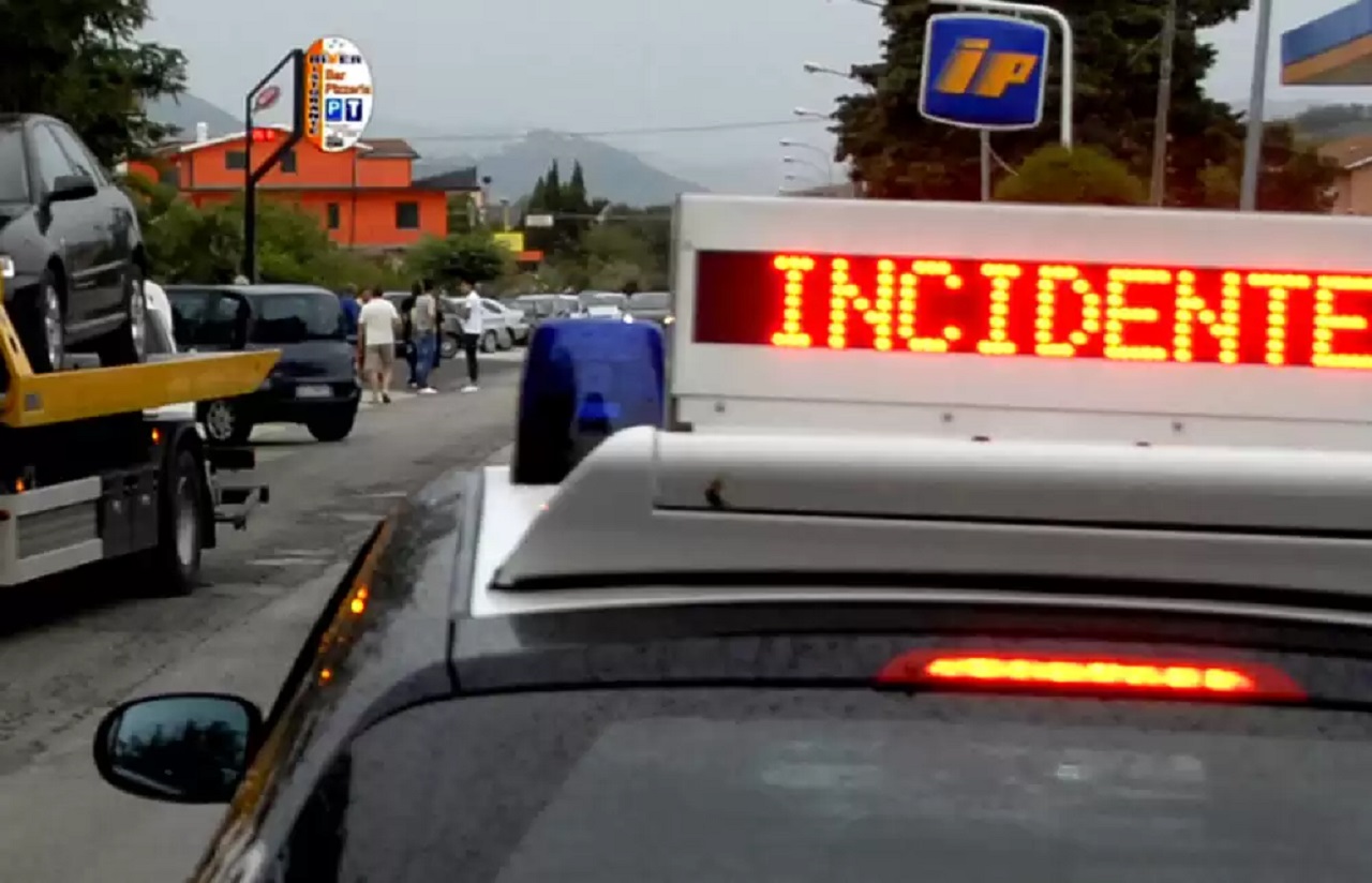 Paura a Santa Teresa di Riva, 17enne in scooter si schianta contro un’auto parcheggiata