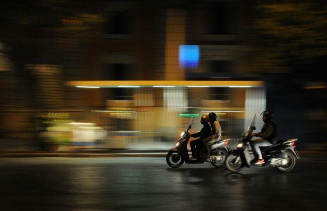 Due minori in codice rosso dopo lo scontro con un’auto in via Modica