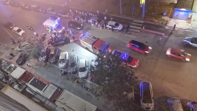 Paura a Palermo, un’auto si ribalta lungo viale Campania: due feriti