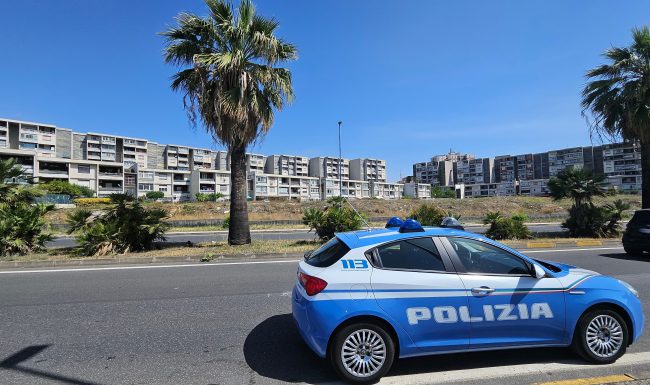 Librino, giovane in escandescenza si barrica in casa e lancia oggetti dal balcone