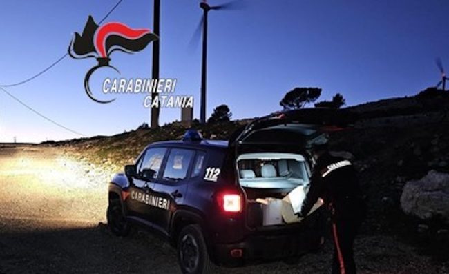 Sorpresi a rubare nafta dai mezzi di un cantiere del Catanese, due arresti