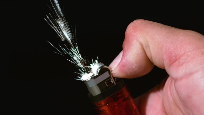 Catania, va a casa dell’ex con una bottiglia di benzina e la minaccia: “T’abbrucio”