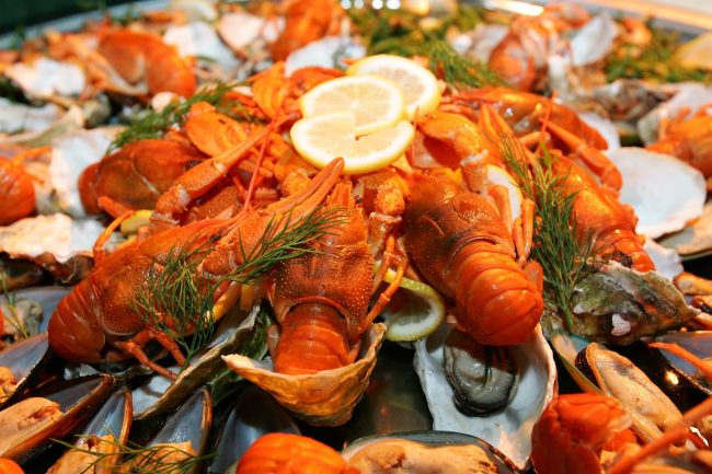 Ruba scampi e aragoste al ristorante, 36enne palermitano in manette