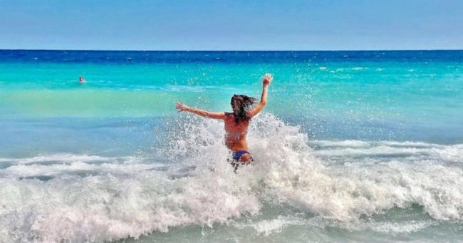 Oltre il “mito”: la verità sul bagno in mare dopo mangiato