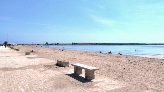 Tre donne chiedono aiuto in mare: lui si getta per salvarle ma muore annegato