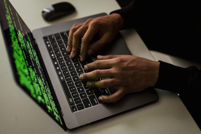 Microsoft down: guasti informatici mandano in tilt aeroporti, banche e sanità