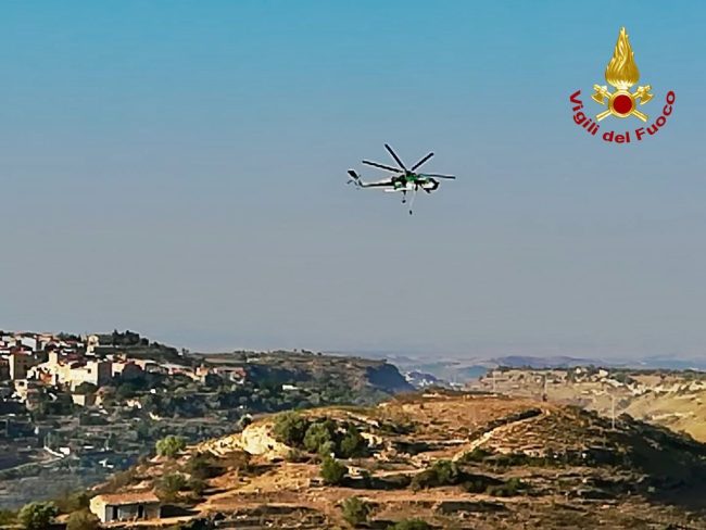 Vasto incendio di sterpaglie e macchia mediterranea a Militello Val di Catania