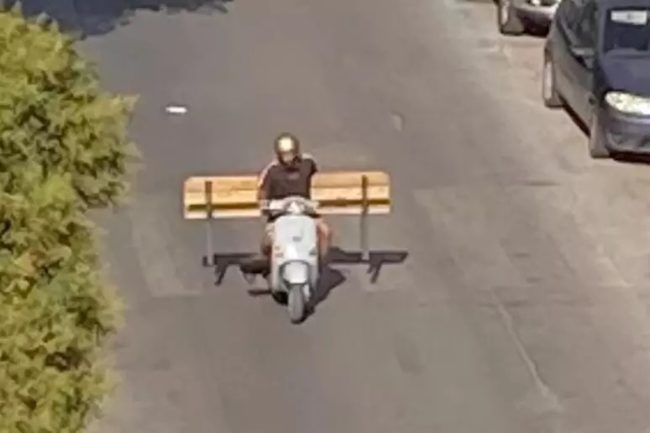 Ruba una panchina e se la carica sullo scooter, l’appello dell’assessore Ferrandelli per ritrovarla