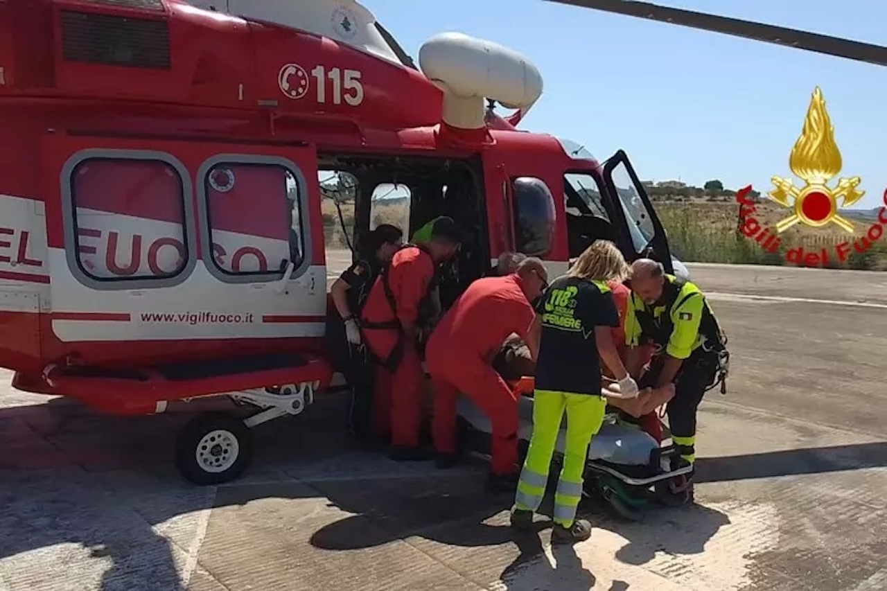 Onda capovolge motopesca di sarde nel Trapanese, salvati due pescatori